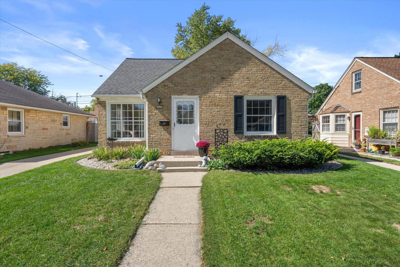 5809 N Bel Aire Dr, Glendale, WI 53209