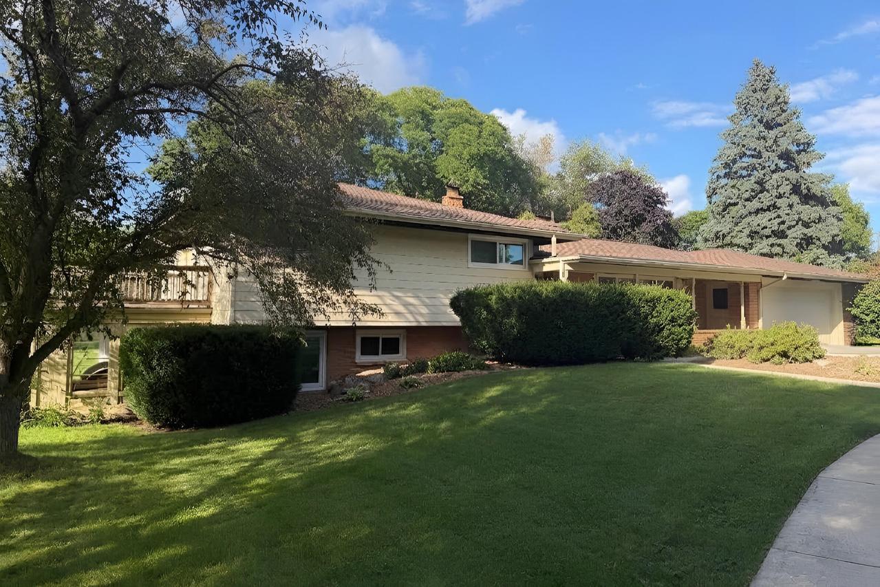 15280 Cascade Dr, Elm Grove, WI 53122