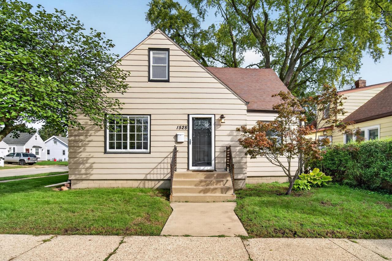 1528 76th St, Kenosha, WI 53143