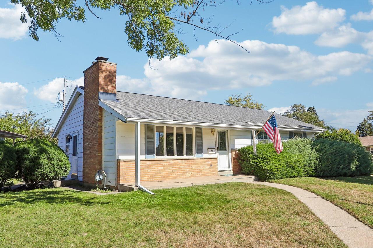 420 Sonya Dr, Waukesha, WI 53188