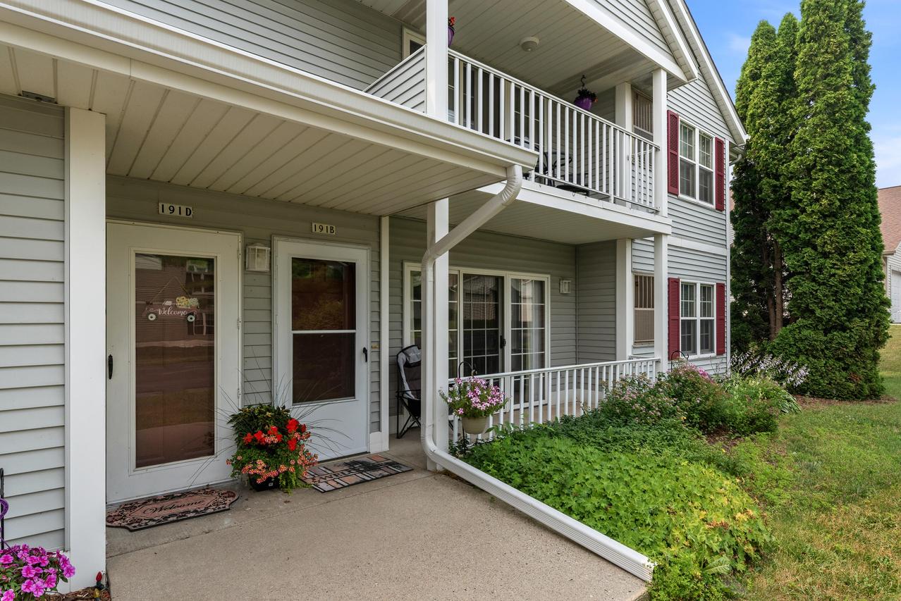 191 Bur Oak Ln #B, Grafton, WI 53024