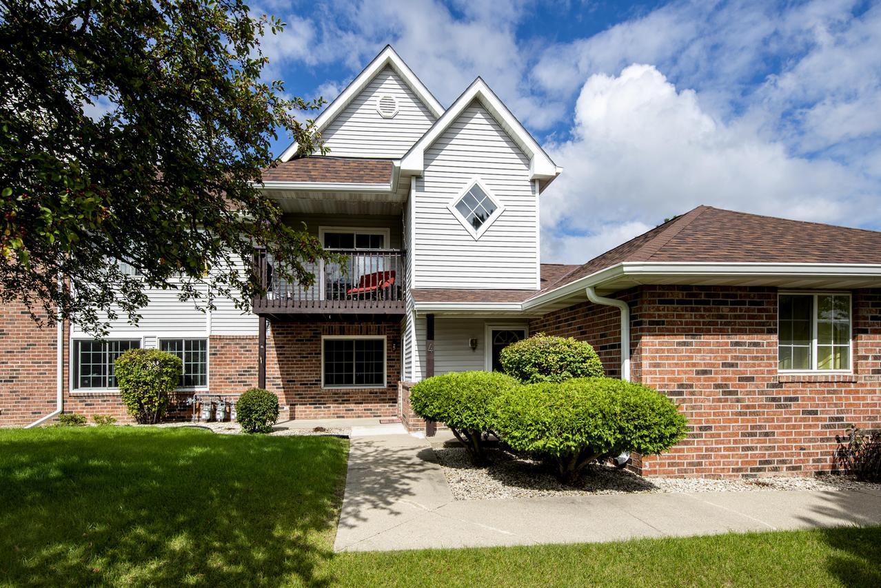 170 W Aspen Ct #4, Oak Creek, WI 53154