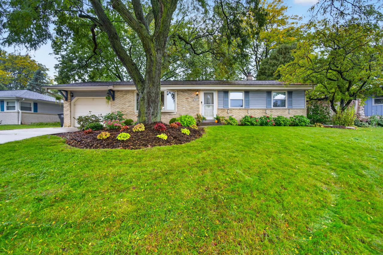 N88W17022 Elmwood Dr, Menomonee Falls, WI 53051