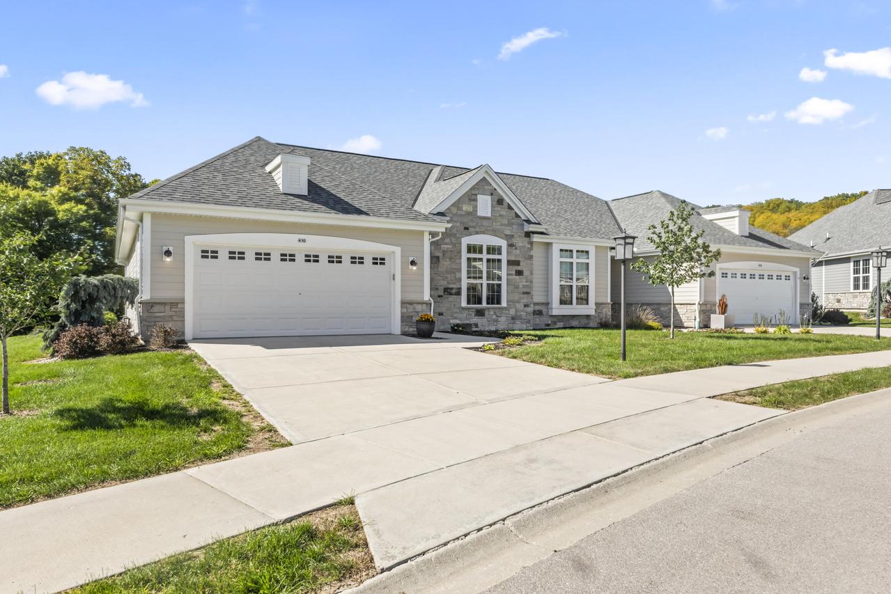 410 Prairie Song Ct, Waukesha, WI 53188