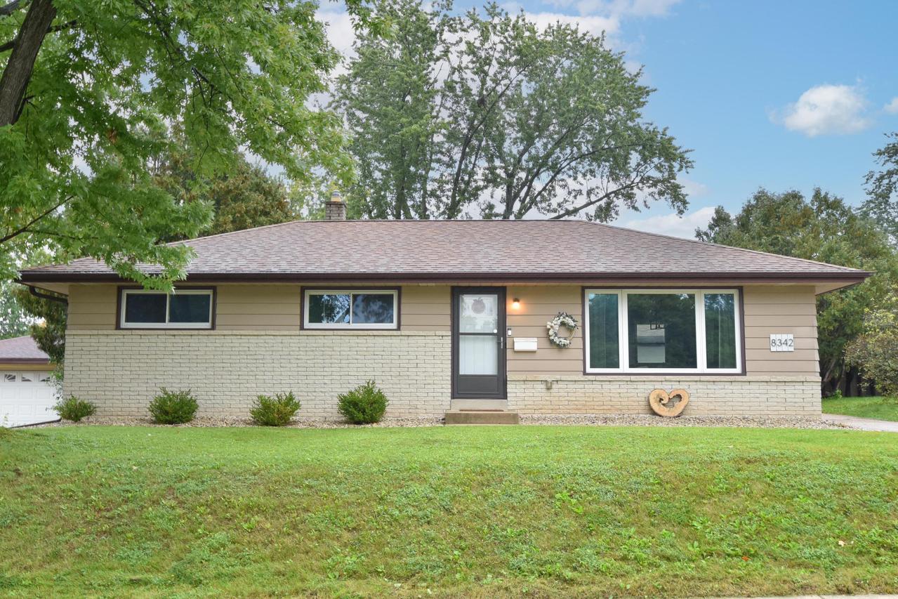 W150N8342 Saxony Dr, Menomonee Falls, WI 53051