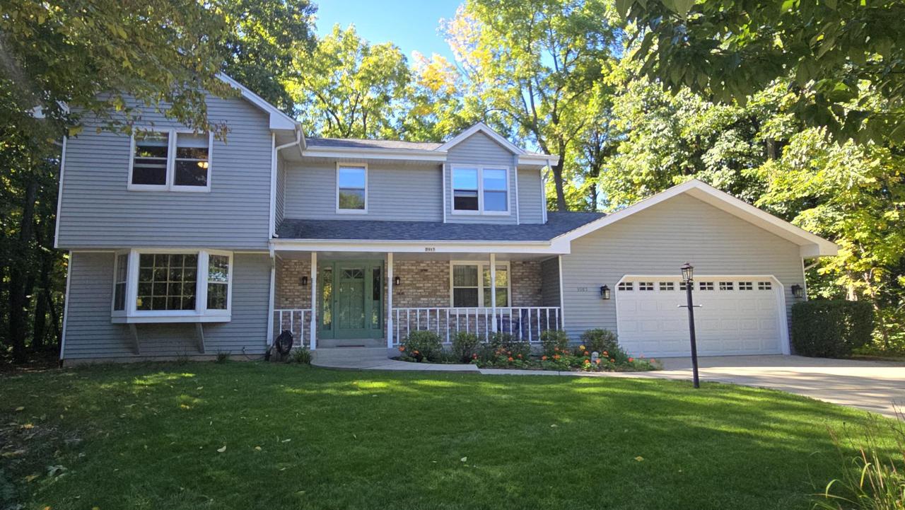 3985 S Stonewood Rd, New Berlin, WI 53151