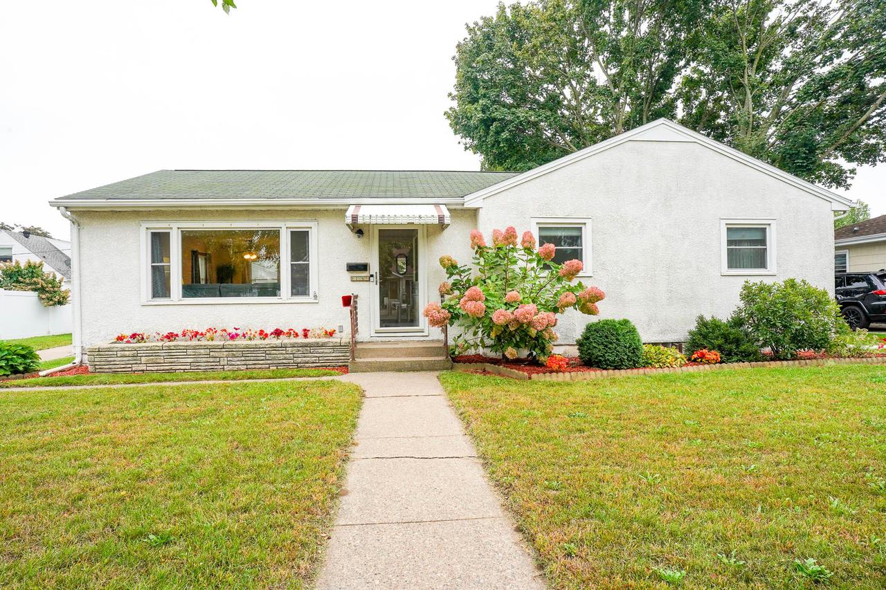 2176 Weston St, La Crosse, WI 54601