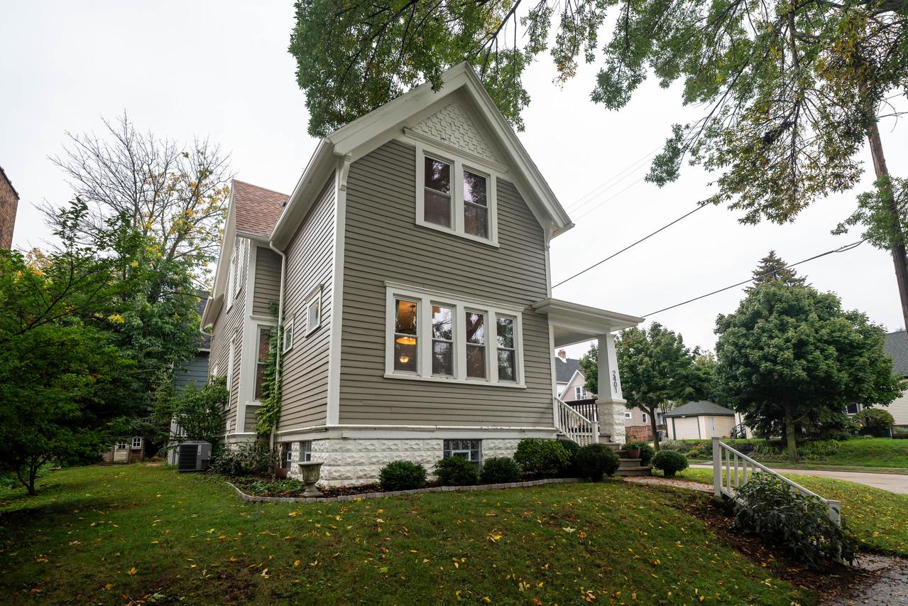2401 S Williams St, Milwaukee, WI 53207