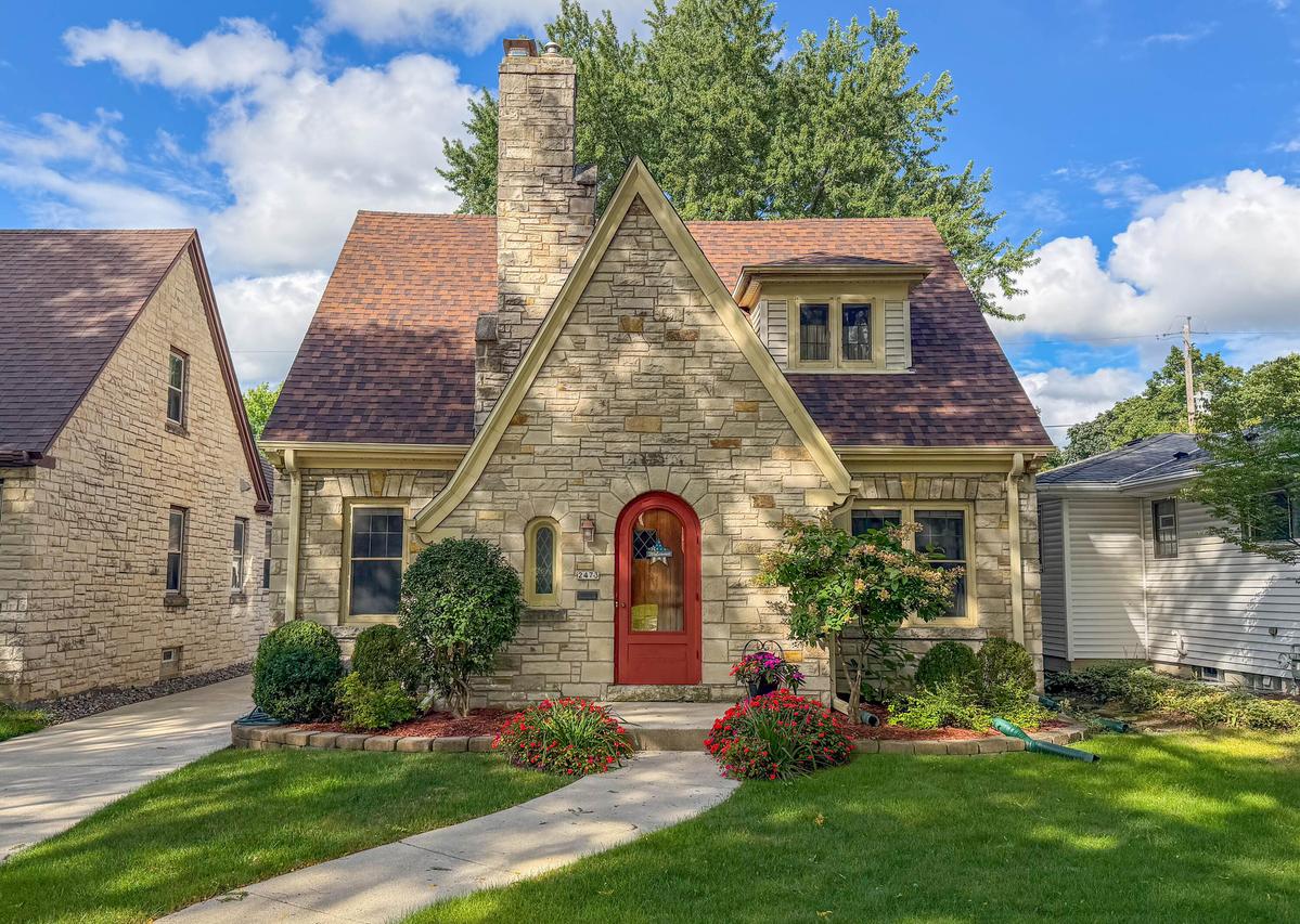 2473 N 84th St, Wauwatosa, WI 53226