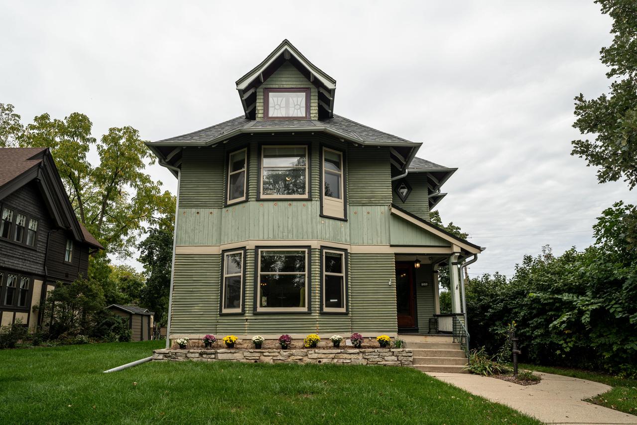 7332 Harwood Ave, Wauwatosa, WI 53213