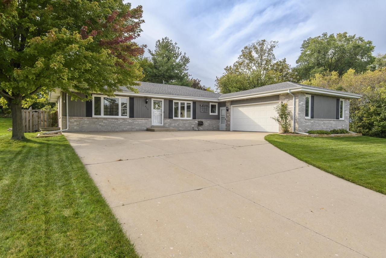 414 Whipple Tree Ln, Waterford, WI 53185