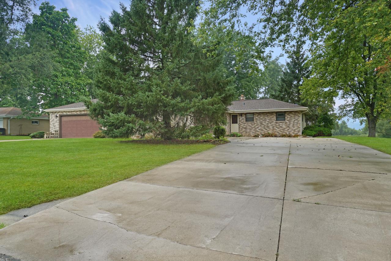 W183N5895 Spruce Ln, Menomonee Falls, WI 53051