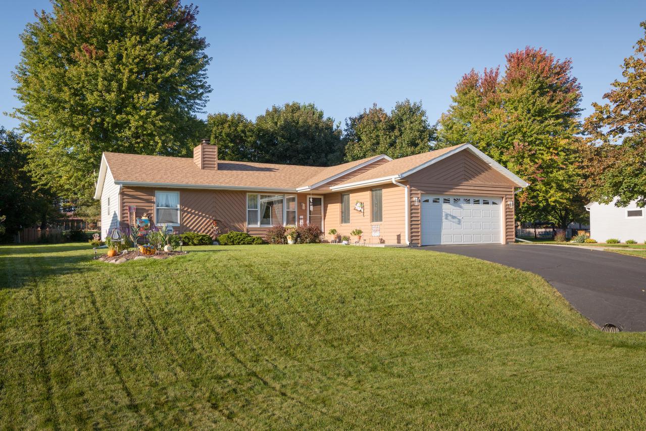 5616 Stonefield Rd, Hartford, WI 53086