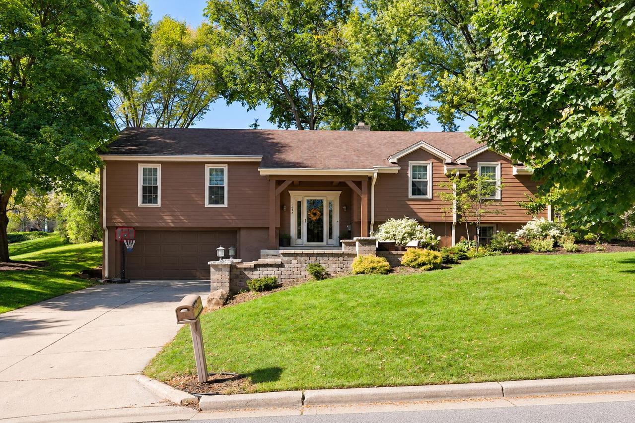 1057 N 123rd St, Wauwatosa, WI 53226