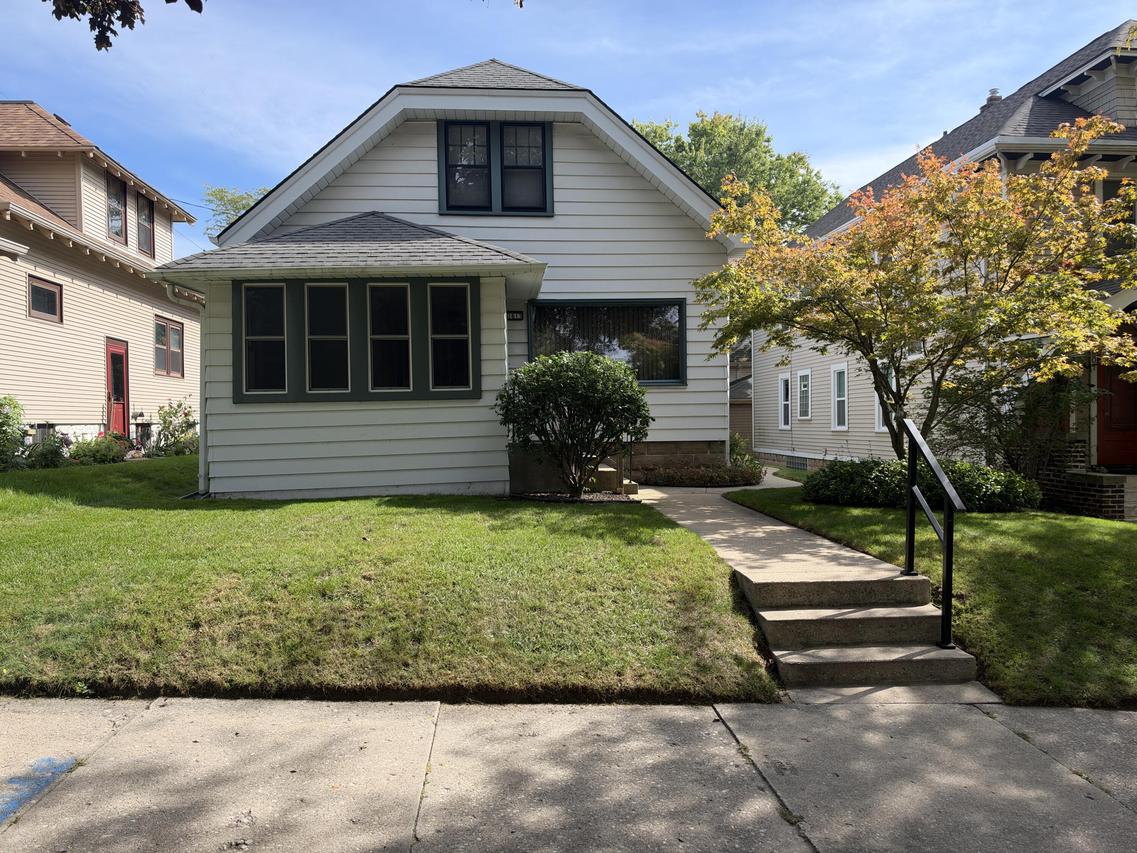 1613 E Pryor Ave, Milwaukee, WI 53207