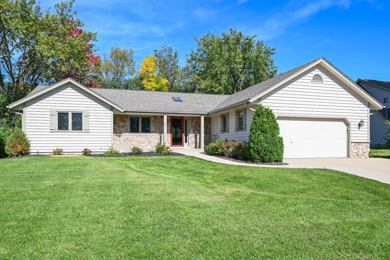 N52W14406 Thornhill Dr, Menomonee Falls, WI 53051