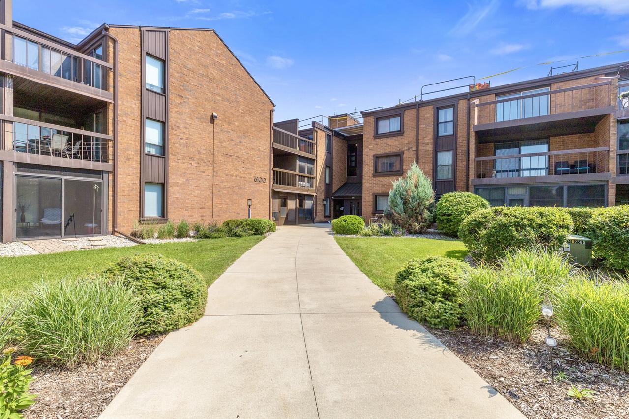 6100 W Stonehedge Dr #309, Greenfield, WI 53220