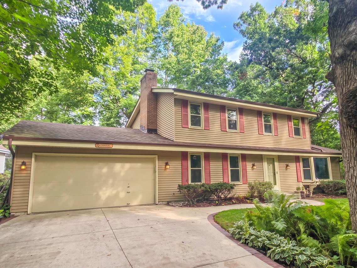 N27w22212 Shadywood Ct, Pewaukee, WI 53186