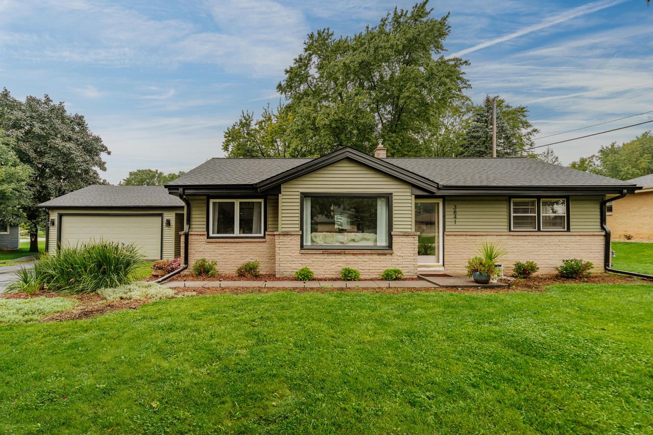3841 S Sunny Ridge, New Berlin, WI 53151