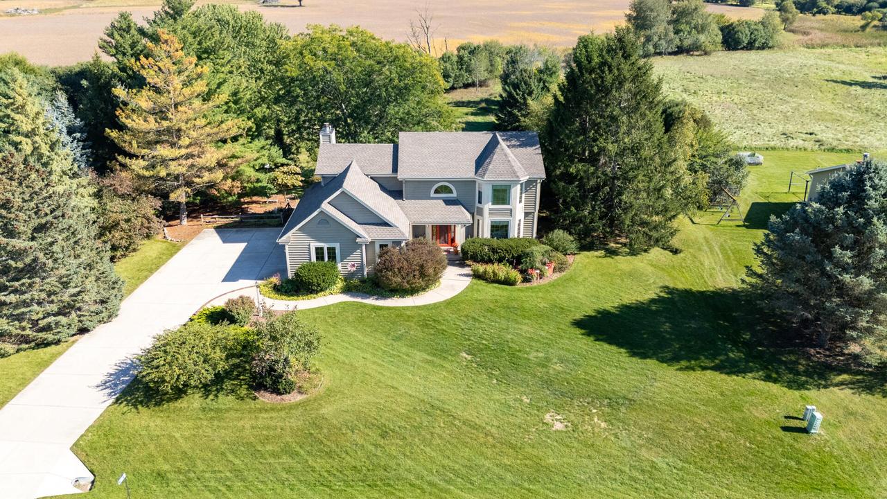 1481 Rivers Edge Pkwy, Oconomowoc, WI 53066