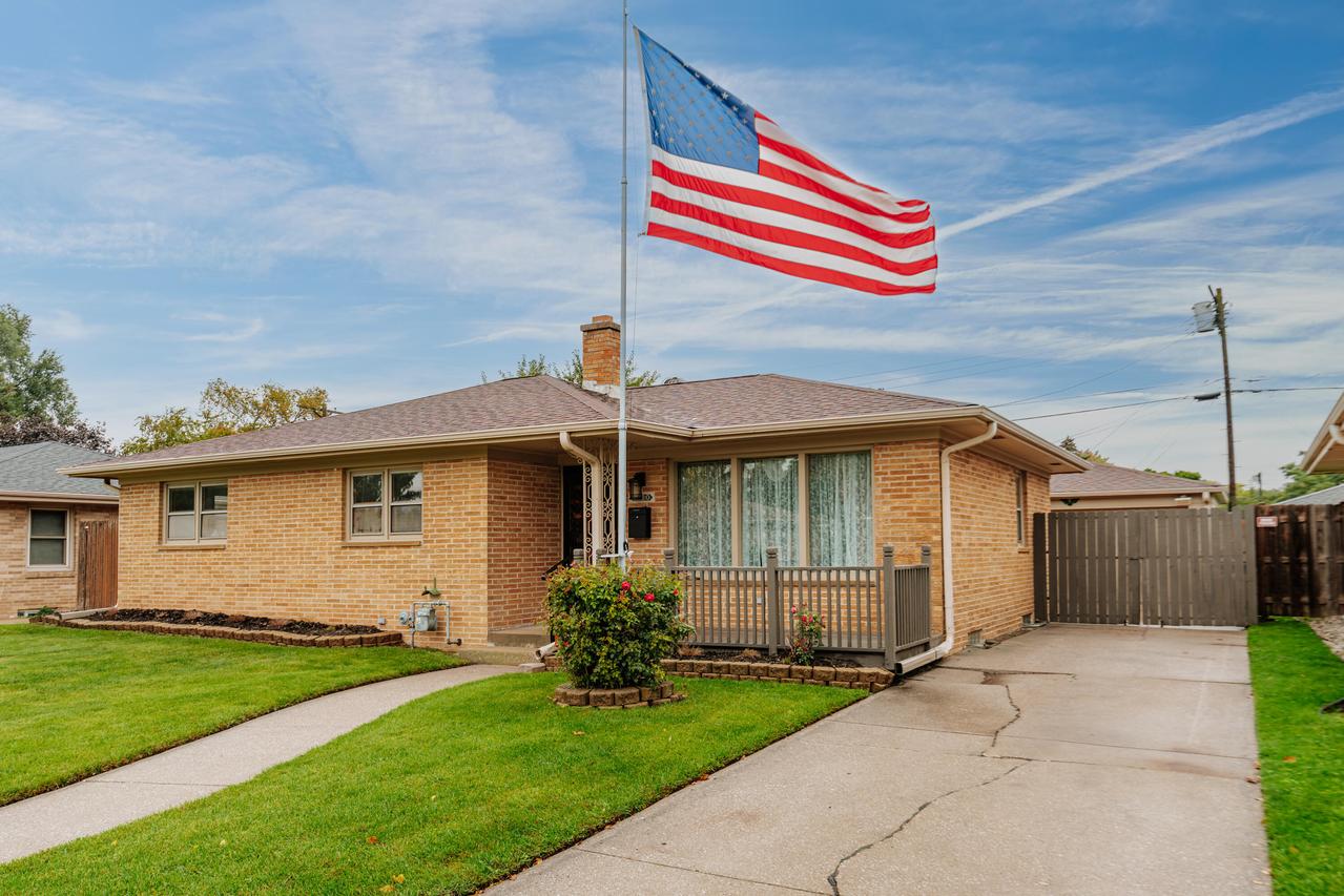 1020 Coronada Dr, Racine, WI 53402