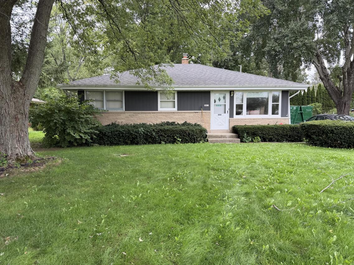 5933 S 35th St, Greenfield, WI 53221