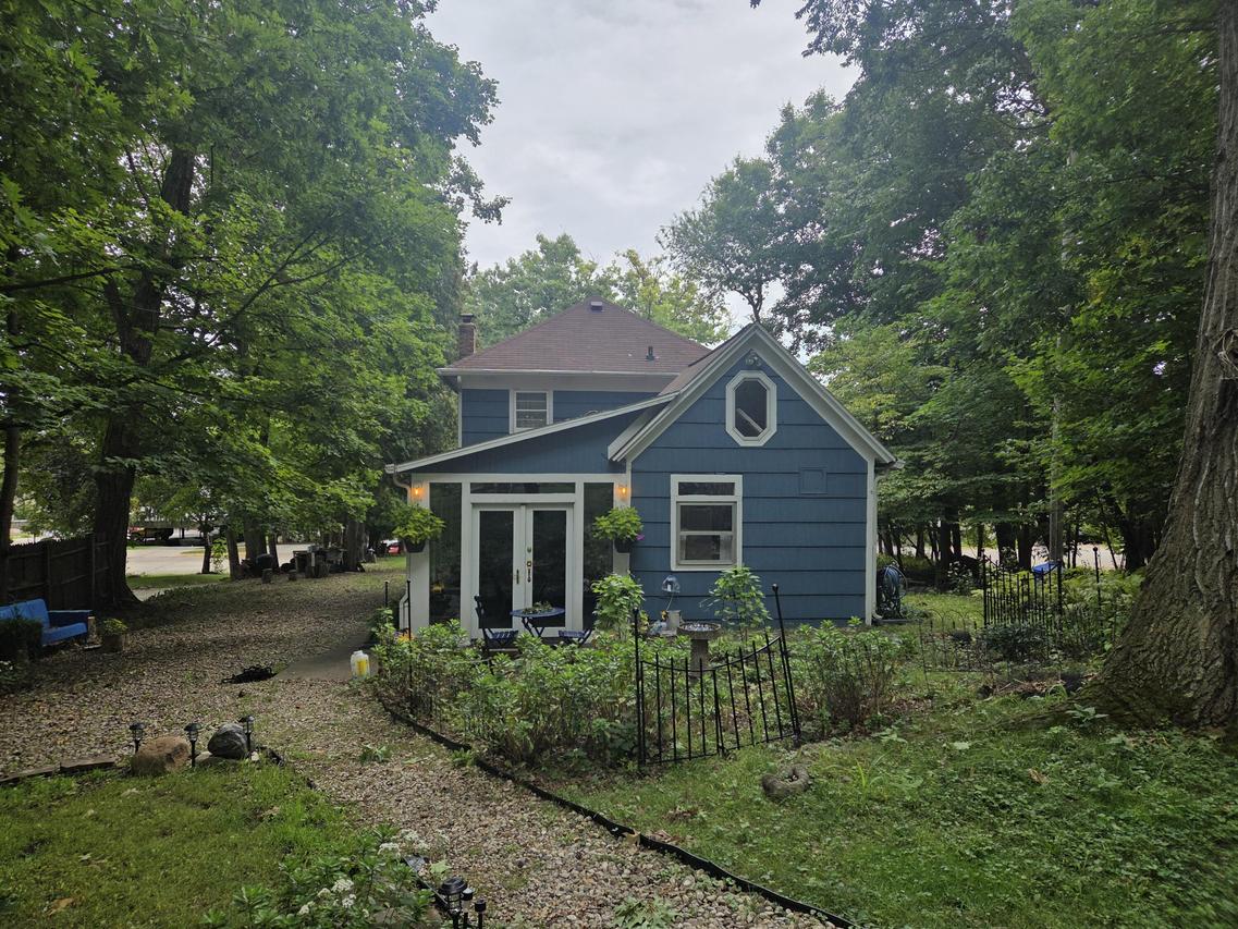 22 S Walworth Ave, Williams Bay, WI 53191