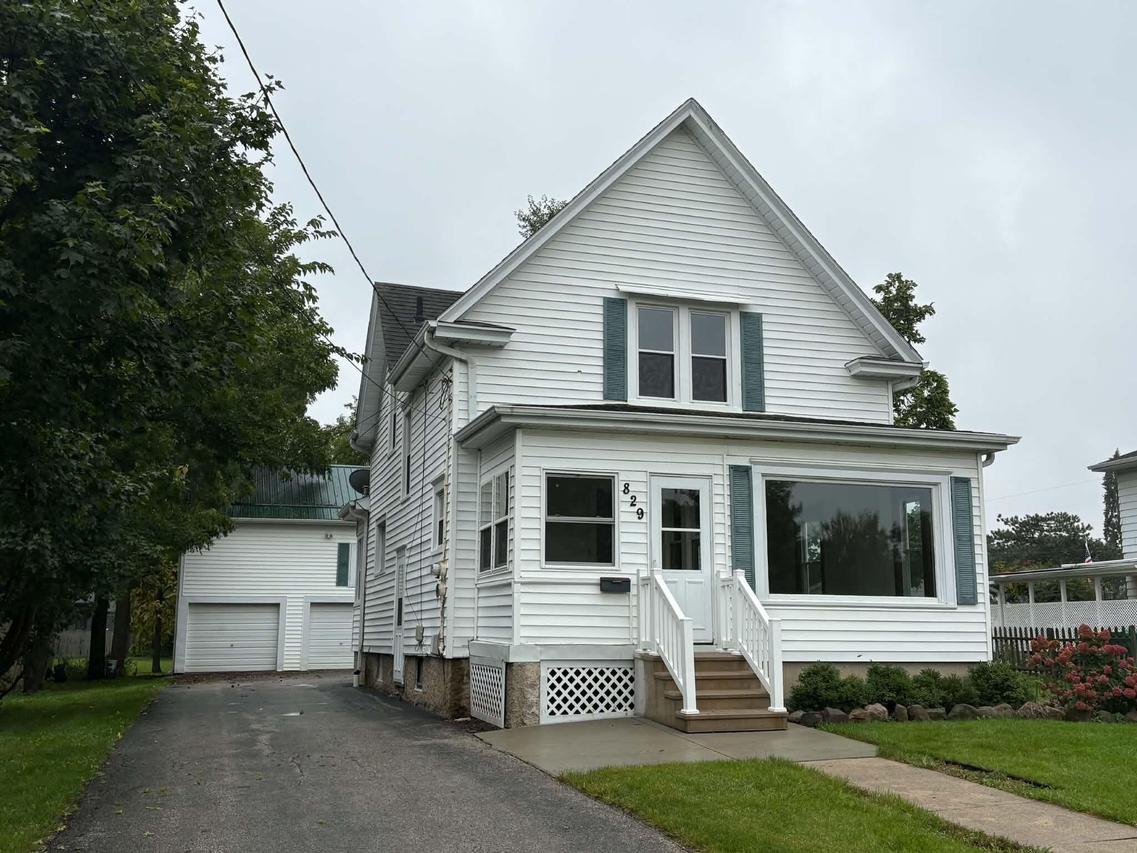 829 14th Ave, Union Grove, WI 53182