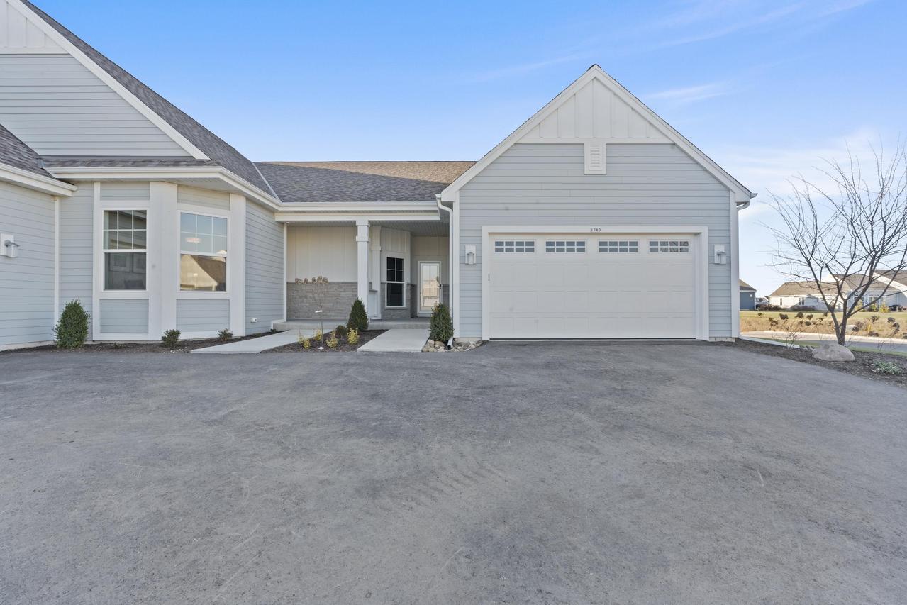 1383 Prairie Creek #16E, Oconomowoc, WI 53066