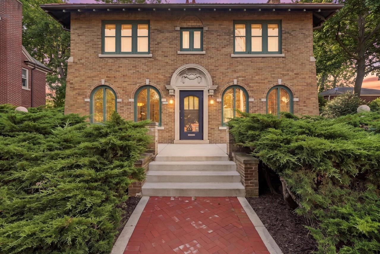 2522 N Summit Ave, Milwaukee, WI 53211