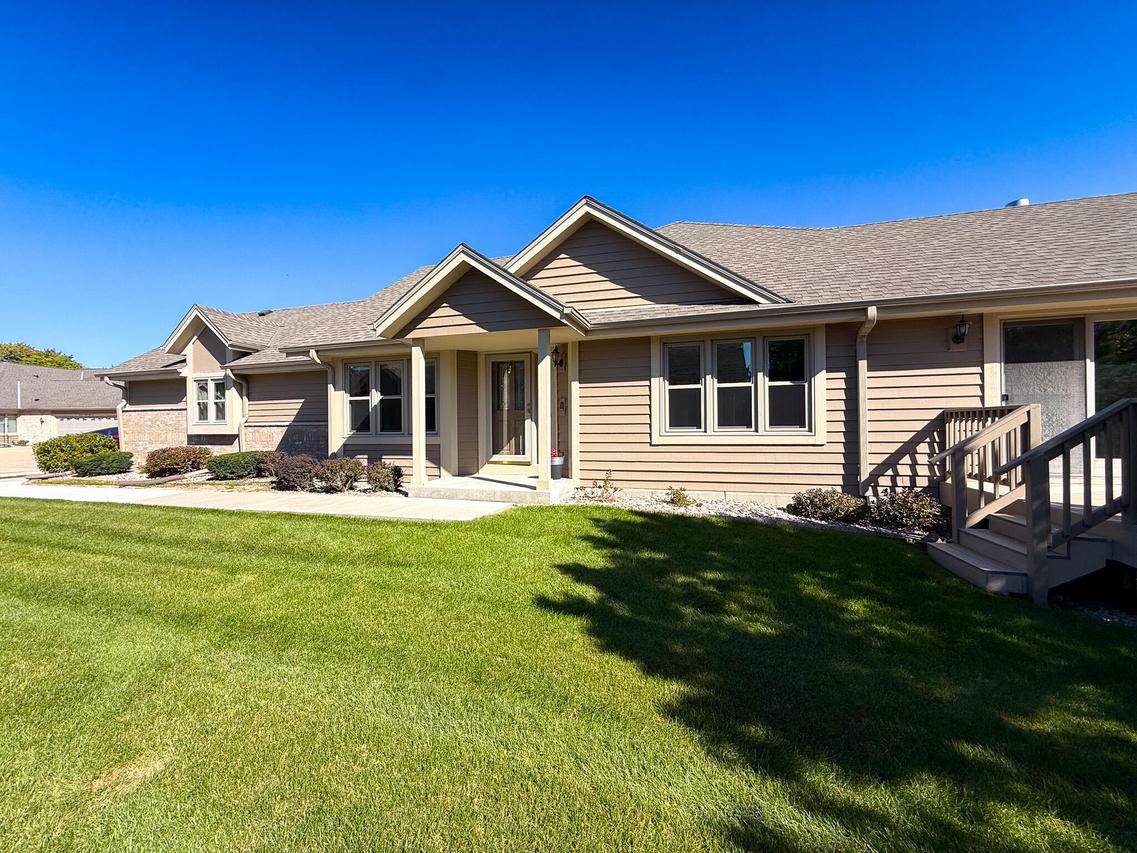 N21W24303 E Parkway Meadow #B, Pewaukee, WI 53072