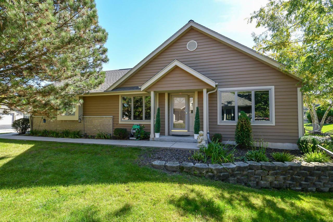 N24W24045 Brandon Oaks Dr #B, Pewaukee, WI 53072