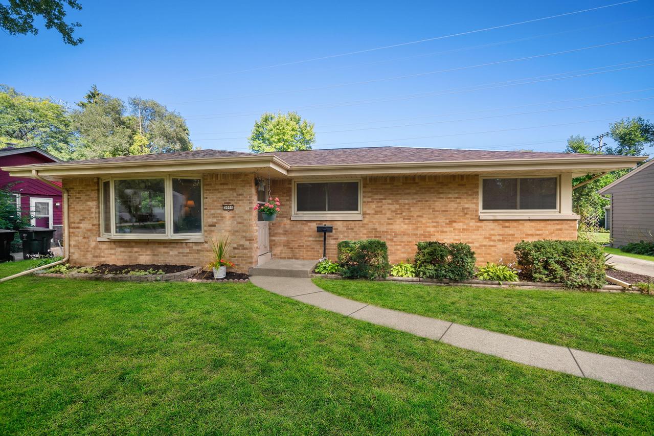 5444 N Dexter Ave, Glendale, WI 53209