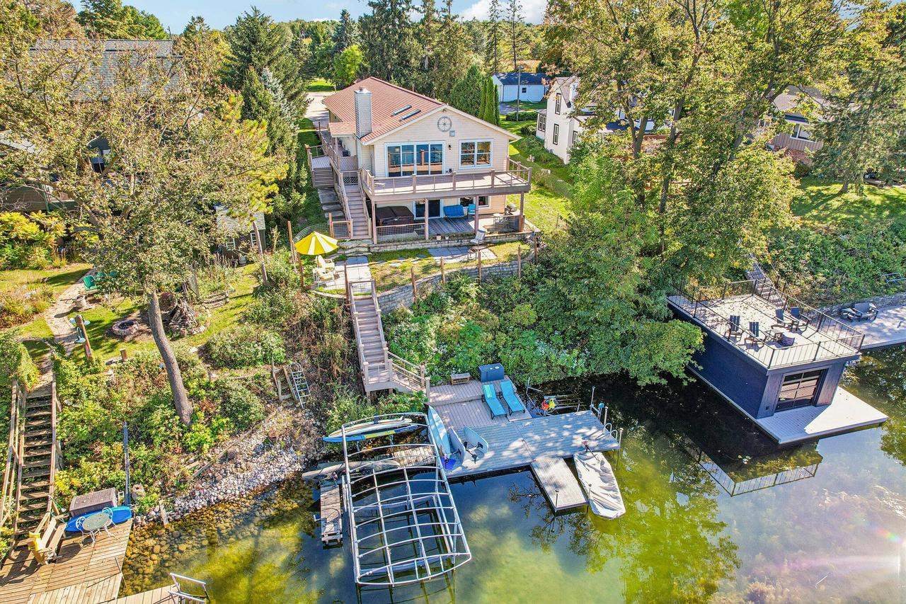 105 E Lake Ln, Richfield, WI 53017
