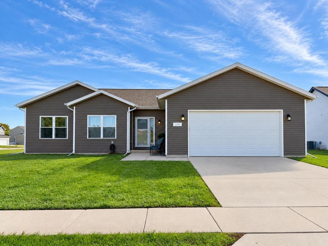 219 N Autumn Dr, Delavan, WI 53115