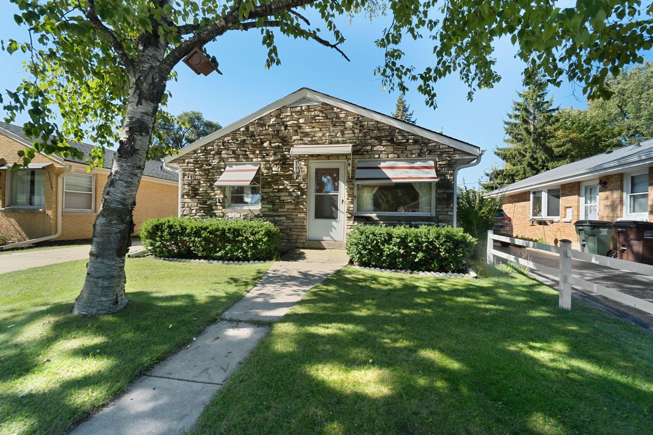 5751 N Dexter Ave, Glendale, WI 53209