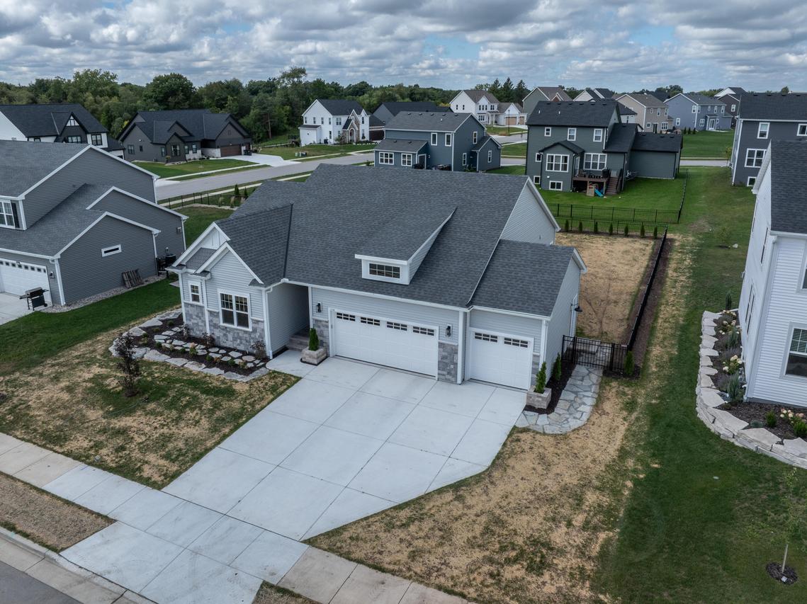 1378 Olde Highlander Dr, Oconomowoc, WI 53066