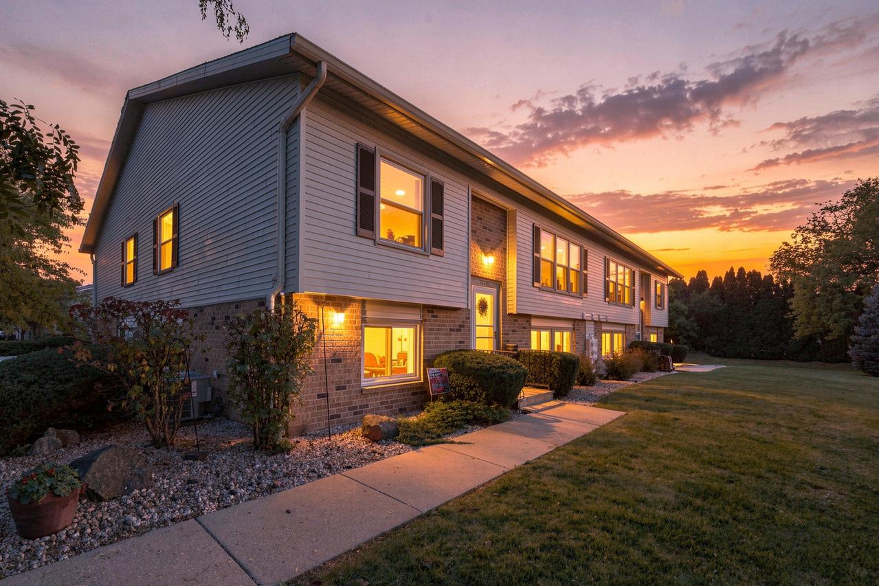 10248 W Parkedge Cir, Franklin, WI 53132
