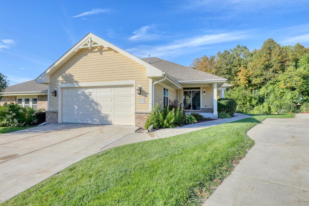 W129N6745 Northfield Cir, Menomonee Falls, WI 53051
