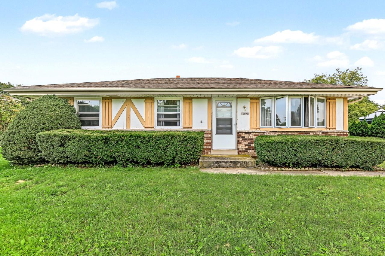 10090 S Oak Ln, Oak Creek, WI 53154