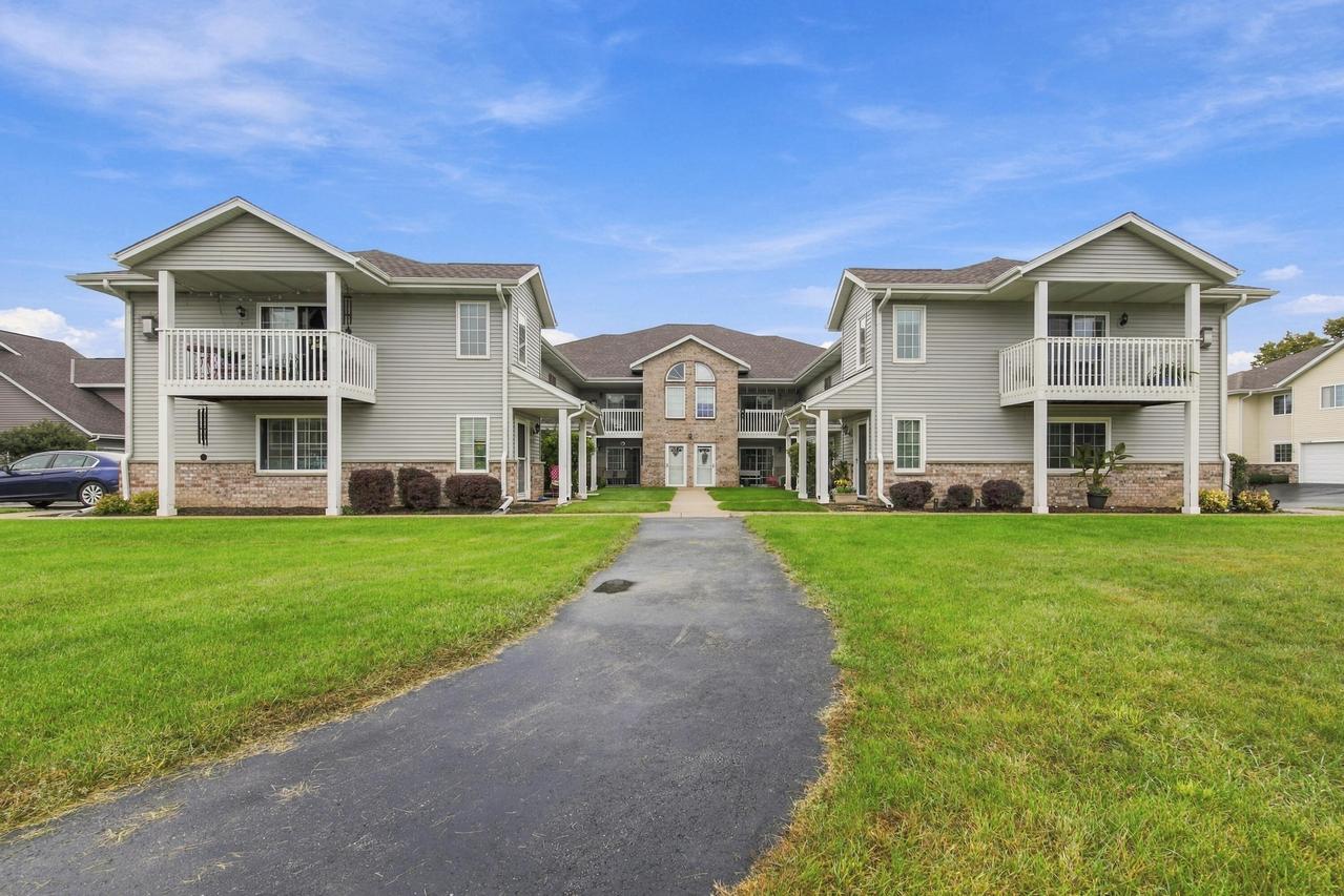 W197N17002 Stonewall Dr, Jackson, WI 53037