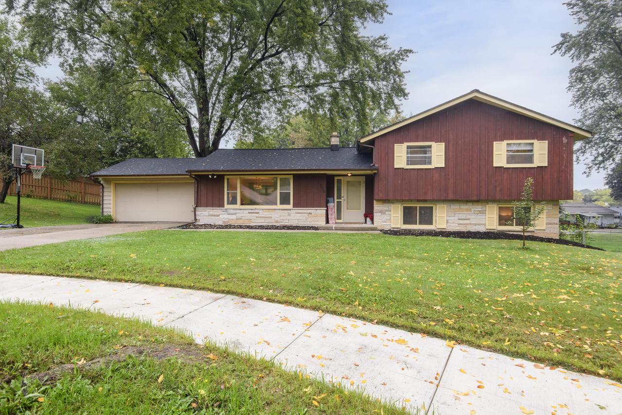 606 Lee Ct, Waukesha, WI 53186