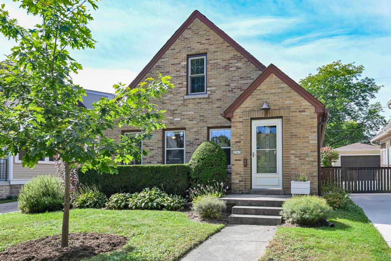 2563 N 71st St, Wauwatosa, WI 53213