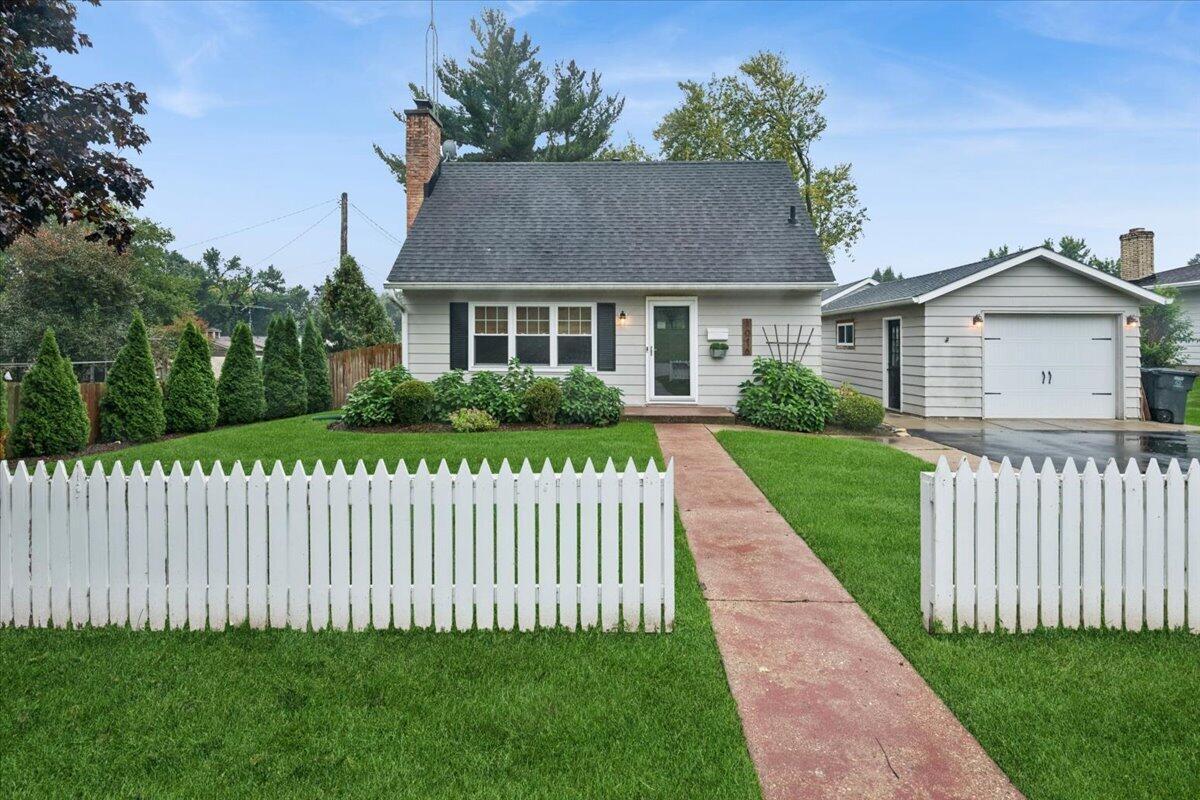 1016 Logan St, Lake Geneva, WI 53147