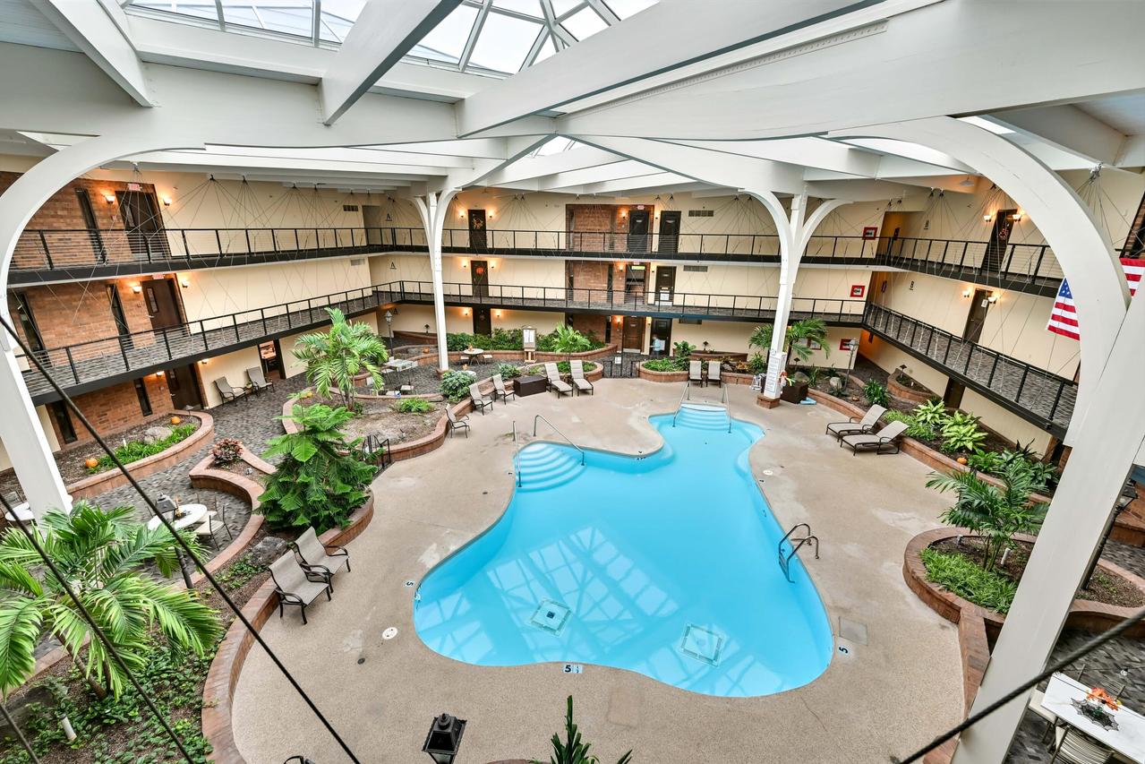 6100 W Stonehedge Dr #347, Greenfield, WI 53220