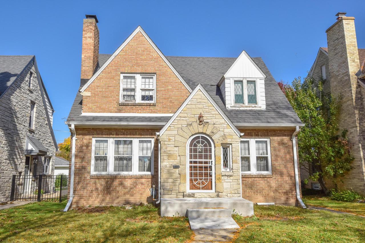 8850 Stickney Ave, Wauwatosa, WI 53226