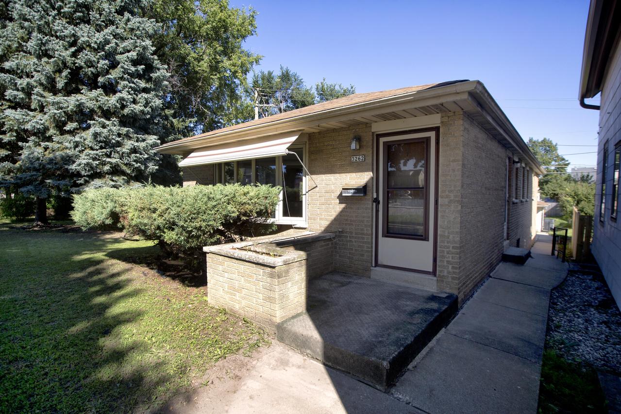 3262 S Whitnall Ave, Milwaukee, WI 53207