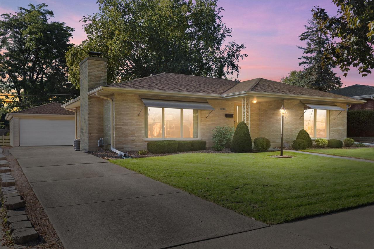 800 Echo Ln, Racine, WI 53406