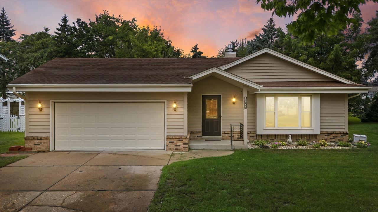 8169 S Wilding Dr, Oak Creek, WI 53154