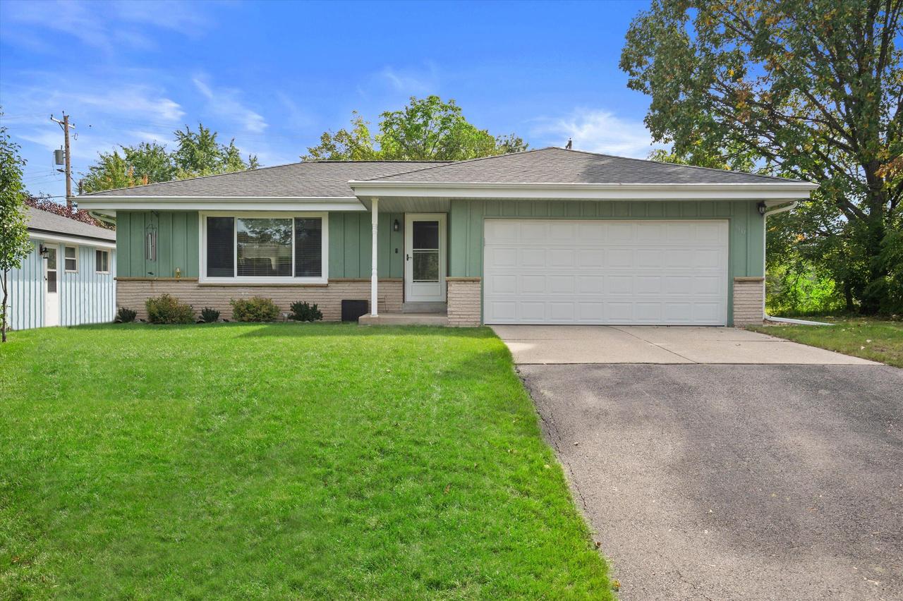 9537 W Sarasota Pl, Wauwatosa, WI 53222